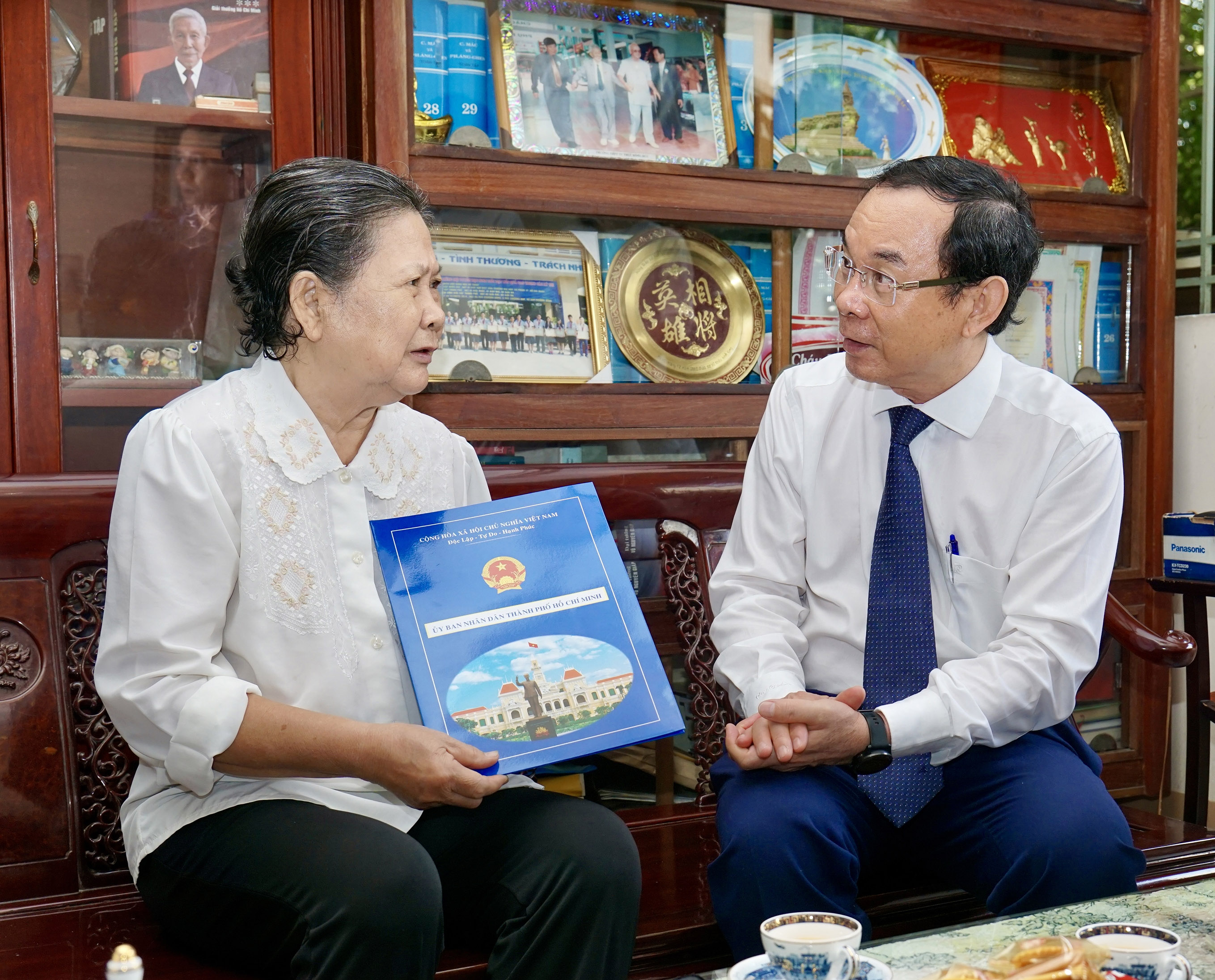 Đồng chí Nguyễn Văn Nên - Bí thư Thành ủy TP. Hồ Chí Minh  thăm hỏi đời sống của người thân gia đình cố Giáo sư Trần Văn Giàu (Ảnh: Hoàng Hùng).